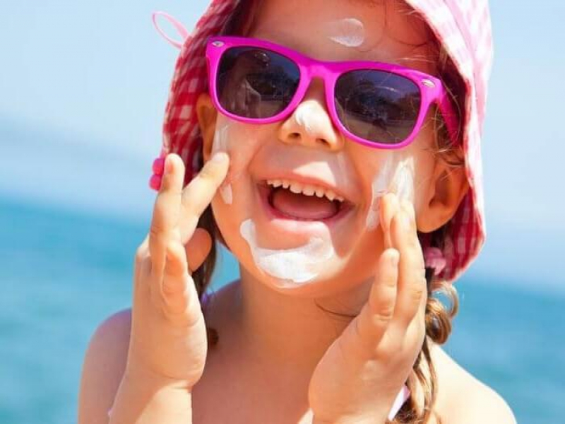 درمان آفتاب سوختگی کودکان در خانه با روش های آسان و سریع